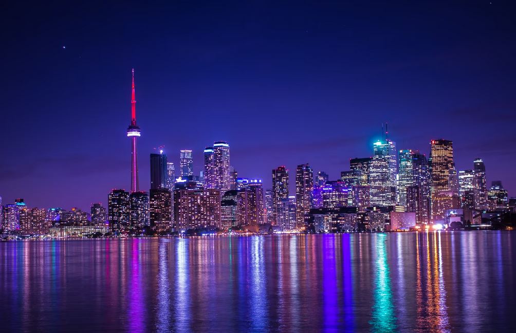 photo de nuit de la ville de Toronto capitale de la province dOntario au Canada