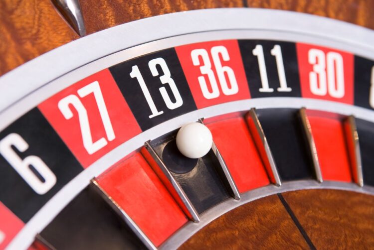 photo dune roulette avec la boule sur le numero 13 noir qui peut porter chance ou malheur les risques a jouer aux casinos virtuels