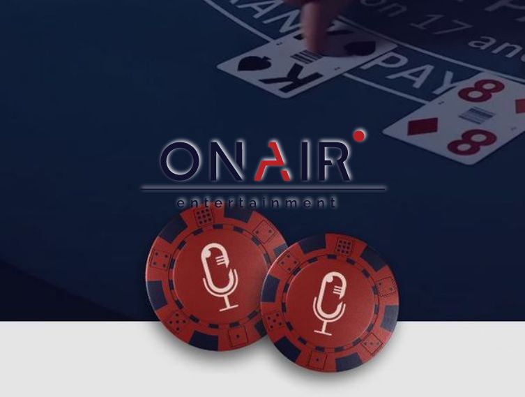un dealer en direct qui distribue les cartes au blackjack avec le logo de On Air Entertainment la filiale de jeux de casino en direct de microgaming