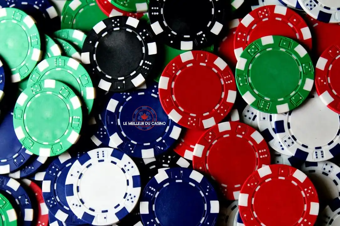 des jetons de casinos vert bleu rouge noir et blanc