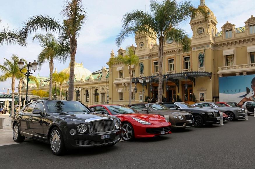 le casino de Monte Carlo a Monaco avec des voitures de luxe garees devant