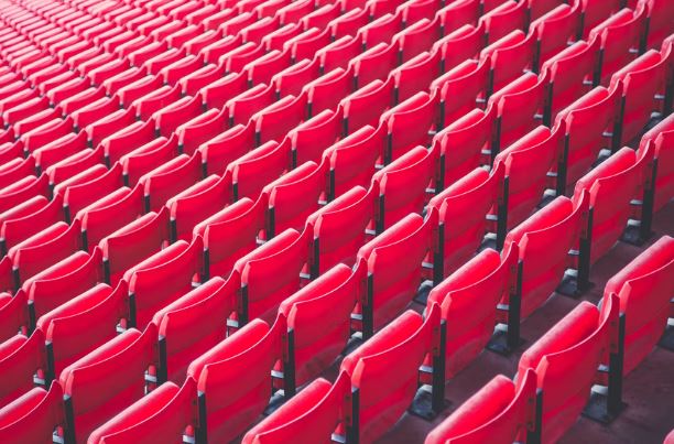 photo des tribunes rouges dun stade de football au Canada