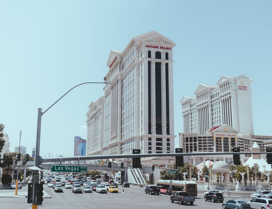 photo du Caesars Palace casino a Las Vegas vue depuis la rue avec la circulation des voitures