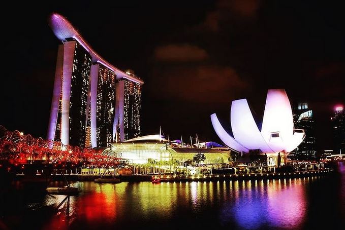 photo du Marina Bay Sands de nuit avec son prestigieux casino a Singapour