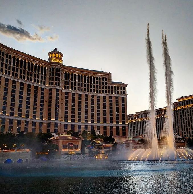 photo du casino hotel Bellagio a Las Vegas avec sa fontaine mythique