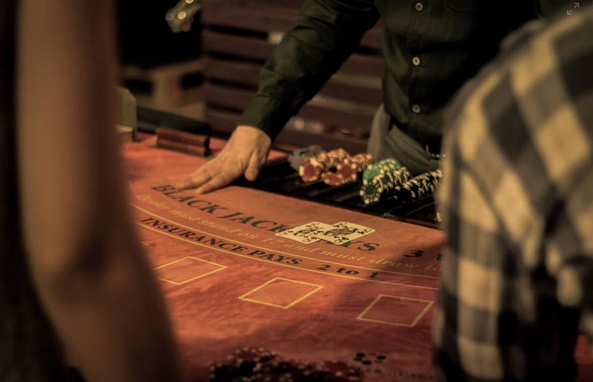 le croupier dune table de blackjack dans un casino terrestre au Canada